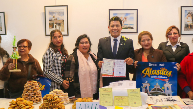 Augurando y esperando que se cumplan los deseos para los puneños, el alcalde de Puno, Lic. Javier Ponce Roque, acompañado del Concejo Municipal y funcionarios de diferentes instituciones lanzó la Feria de las Alasitas 2023 “Renacen tus Sueños”, que se desarrollará del 29 de abril al 07 de mayo, en la que participarán 33 asociaciones de feriantes.