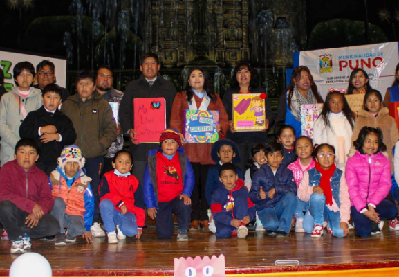 En conmemoración del Día Mundial del Libro y del Derecho de Autor, que se recuerda cada 23 de abril, se realizó la exposición de libros cartoneros de los niños del programa “Lectureando”, donde asistió la regidora Norma Emma Paredes Romero en representación del alcalde de Puno, Lic. Javier Ponce Roque.