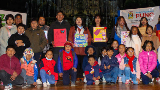 En conmemoración del Día Mundial del Libro y del Derecho de Autor, que se recuerda cada 23 de abril, se realizó la exposición de libros cartoneros de los niños del programa “Lectureando”, donde asistió la regidora Norma Emma Paredes Romero en representación del alcalde de Puno, Lic. Javier Ponce Roque.