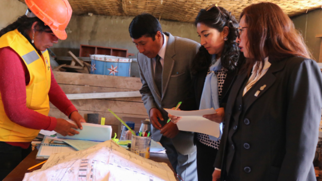 Miembros del Concejo Municipal conformado por el regidor Salvador Hancco Aguilar, María Rodríguez Espezua, Norma Emma Paredes Romero, Jonathan Guerra Monzón, Dina Mamani Ramos, Efrain Colca Borda y Rogelio Roque Arazola, realizaron visita inopinada a la obra en la comunidad campesina Mi Perú que se encuentran en plena ejecución.
