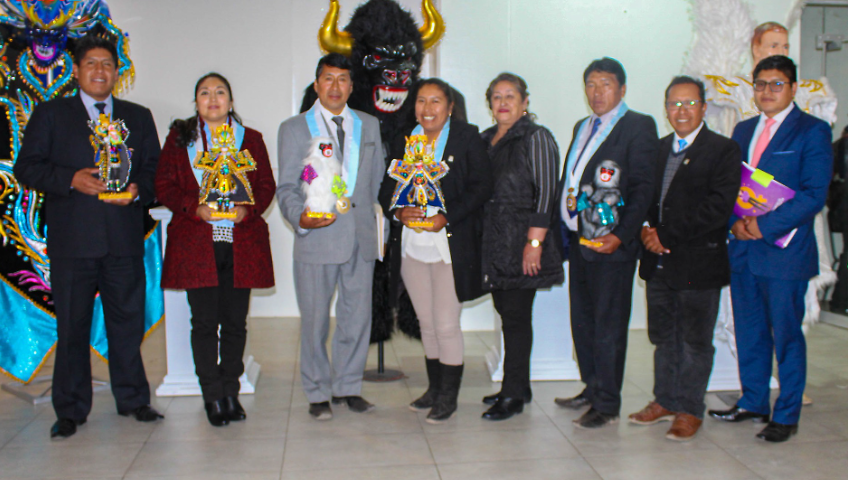 La I Exposición de Bordadores de Trajes a Nivel Regional que presenta trajes de luces, típicos y mestizos fue inaugurada por los regidores Norma Ema Paredes Romero, Efrain Colca Borda, Dina Soledad Mamani Ramos y Rogelio Roque Arazola, la actividad organizada por la Sub Gerencia de Promoción Educación Cultura y Deporte de la Municipalidad Provincial de Puno se desarrollará del 26 al 29 de abril en la galería de arte “Casa de la Cultura”.