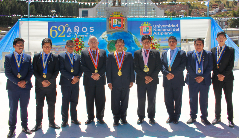 “Reconocemos la ardua labor de nuestra primera casa de estudios, de seguir contribuyendo con la educación del Perú (…) nuestros jóvenes son el futuro del país, gracias a ellos saldremos adelante con proyectos de gran envergadura”, fueron las palabras del primer regidor de la municipalidad de Puno, Dr. Salvador Hancco Aguilar, que acudió en representación del alcalde de Puno, Lic. Javier Ponce Roque a la ceremonia del LXII anos de reapertura de la Universidad Nacional del Altiplano de Puno.