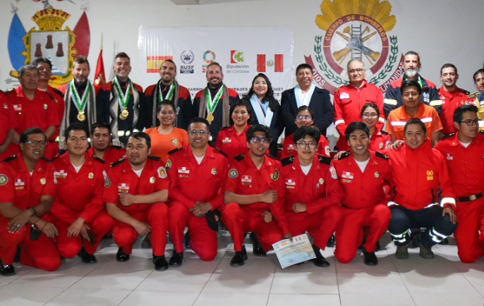 El día de ayer en representación del alcalde provincial de Puno Lic. Javier Ponce Roque, los regidores Salvador Hancco Aguilar y Norma Paredes Romero, realizaron la entrega de la Resolución de Alcaldía N°187 – 2023 a la compañía de bomberos Puno N°42, el cuerpo general de bomberos voluntarios del Perú y la ONG “BUSF BOMBEROS SIN FRONTERAS”.