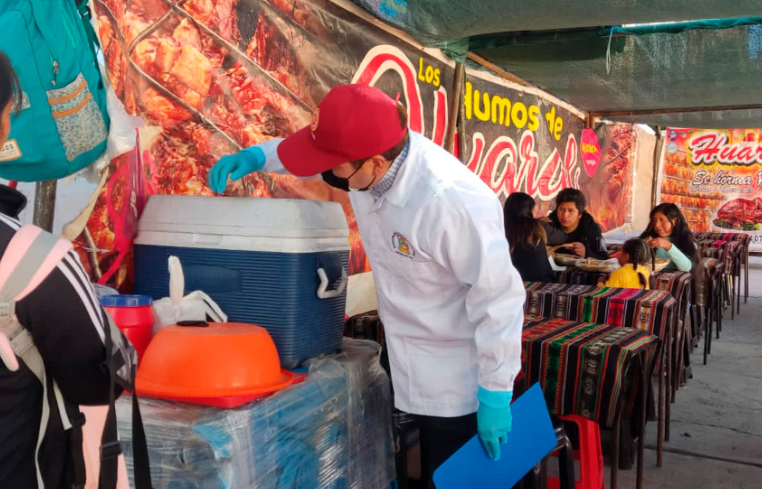 Puestos de venta de alimentos de caja china, cordero al palo, galletas, maná, golosinas y preparación de café instalados en la feria de las Alasitas; fueron intervenidos por especialistas sanitaros de la Gerencia de Medio Ambiente, Saneamiento y Servicios y la Sub Gerencia de Gestión Ambiental y Salud Pública de la Municipalidad Provincial de Puno.
