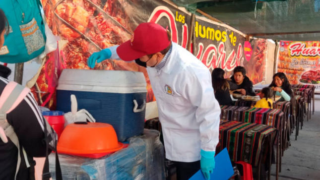 Puestos de venta de alimentos de caja china, cordero al palo, galletas, maná, golosinas y preparación de café instalados en la feria de las Alasitas; fueron intervenidos por especialistas sanitaros de la Gerencia de Medio Ambiente, Saneamiento y Servicios y la Sub Gerencia de Gestión Ambiental y Salud Pública de la Municipalidad Provincial de Puno.

