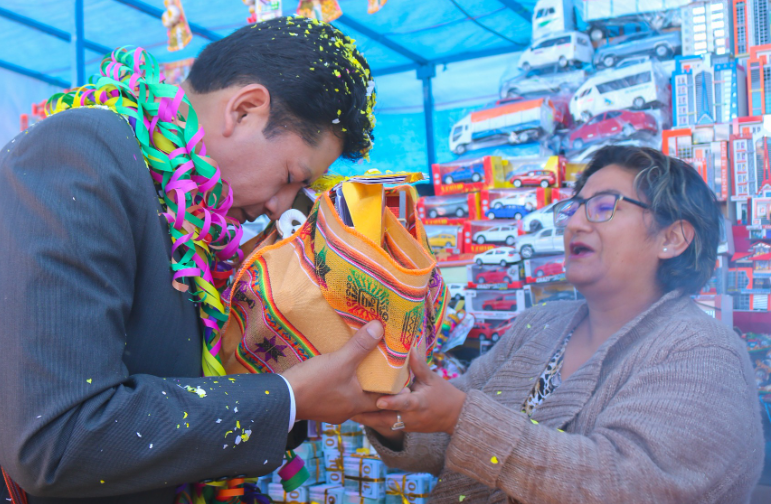 Luego de un colorido pasacalle el alcalde de Puno, Lic. Javier Ponce Roque, acompañado del Concejo Municipal inauguró la feria de las Alasitas 2023 “Renacen tus Sueños”, en una ceremonia especial que fue promovida por la Municipalidad Provincial de Puno.