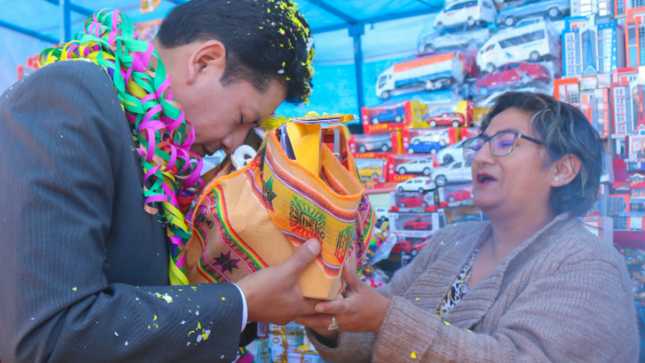 Luego de un colorido pasacalle el alcalde de Puno, Lic. Javier Ponce Roque, acompañado del Concejo Municipal inauguró la feria de las Alasitas 2023 “Renacen tus Sueños”, en una ceremonia especial que fue promovida por la Municipalidad Provincial de Puno.