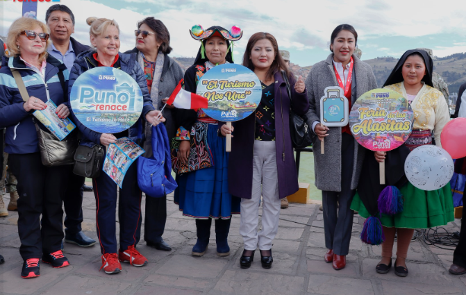 Con mucha alegría y al son de la diablada se desarrolló la ceremonia de reapertura oficial de la reactivación del “sector turismo” en el Puerto Muelle de la Ciudad Lacustre, actividad promovida por la Sub Gerencia de Turismo y Comercio Exterior de la Municipalidad Provincial de Puno, un trabajo articulado con la Cámara de Comercio de Puno, Policía Nacional del Perú, Ejército del Perú, Marina de Guerra y la Red Regional de Turismo Comunitario.