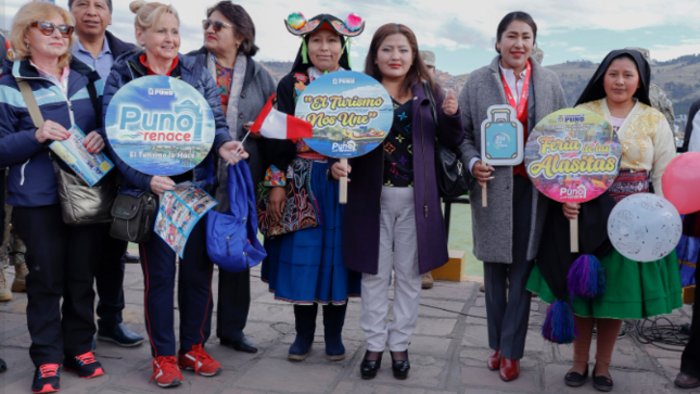 Con mucha alegría y al son de la diablada se desarrolló la ceremonia de reapertura oficial de la reactivación del “sector turismo” en el Puerto Muelle de la Ciudad Lacustre, actividad promovida por la Sub Gerencia de Turismo y Comercio Exterior de la Municipalidad Provincial de Puno, un trabajo articulado con la Cámara de Comercio de Puno, Policía Nacional del Perú, Ejército del Perú, Marina de Guerra y la Red Regional de Turismo Comunitario.