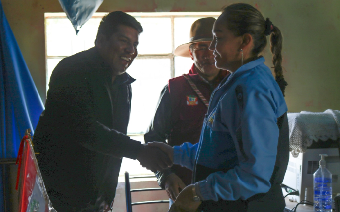 La regidora Eliseny Vargas Ramos y funcionarios en representación del alcalde de Puno, Lic. Javier Ponce Roque, sostuvo una reunión con el alcalde distrital de Mañazo, Atilio Abraham Ccalla Carpio, el alcalde del C. P. de Charamaya, Agripio Quispe Zapana y el director de la I.E. de Cachipascana con el fin de aperturar una carretera carrozable que permita el libre acceso entre el C.P. de Charamaya y Cachipascana.