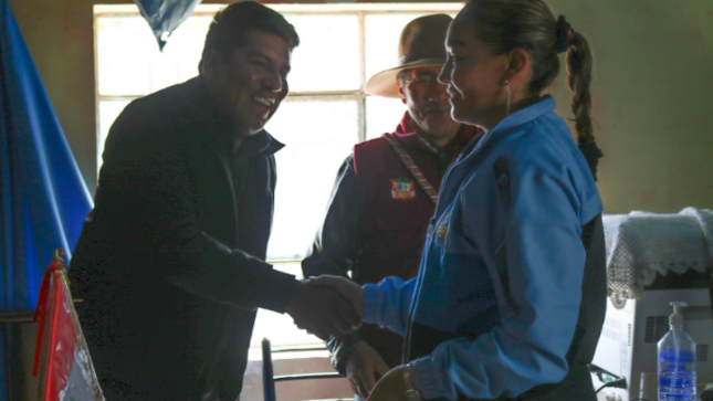 La regidora Eliseny Vargas Ramos y funcionarios en representación del alcalde de Puno, Lic. Javier Ponce Roque, sostuvo una reunión con el alcalde distrital de Mañazo, Atilio Abraham Ccalla Carpio, el alcalde del C. P. de Charamaya, Agripio Quispe Zapana y el director de la I.E. de Cachipascana con el fin de aperturar una carretera carrozable que permita el libre acceso entre el C.P. de Charamaya y Cachipascana.
