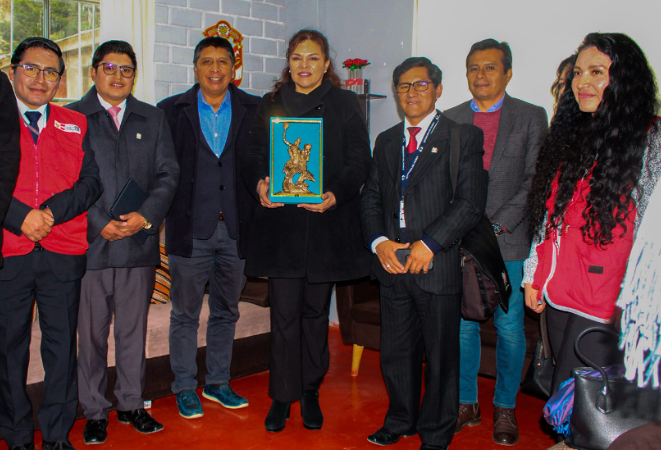 El primer regidor, Dr. Salvador Hancco Aguilar, en representación del alcalde de Puno. Lic. Javier Ponce Roque, en compañía del administrador del hogar refugio temporal para mujeres que son víctima de violencia; dieron la bienvenida a la defensora del Pueblo, Eliana Revollar, que visitó la región altiplánica para monitorear los hogares refugios que son regentados por el programa AURORA del Ministerio de la Mujer y Poblaciones Vulnerables.