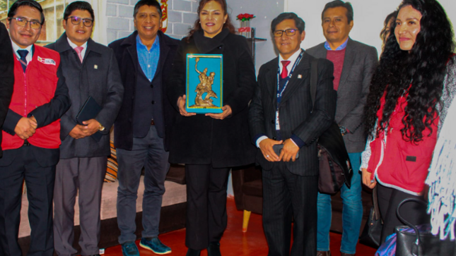 El primer regidor, Dr. Salvador Hancco Aguilar, en representación del alcalde de Puno. Lic. Javier Ponce Roque, en compañía del administrador del hogar refugio temporal para mujeres que son víctima de violencia; dieron la bienvenida a la defensora del Pueblo, Eliana Revollar, que visitó la región altiplánica para monitorear los hogares refugios que son regentados por el programa AURORA del Ministerio de la Mujer y Poblaciones Vulnerables.