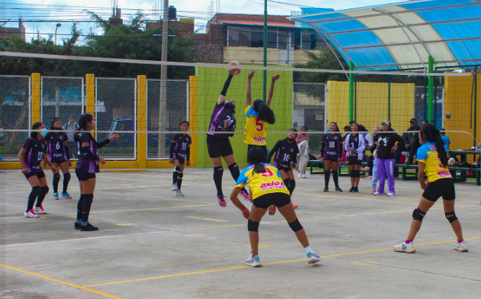 La “Copa Muni 2023” continúa fomentando el deporte en los niños y adolescentes de 8 a 16 años, convocando a gran cantidad de asistentes, la actividad organizada por la Municipalidad Provincial de Puno, a través de la Gerencia de Desarrollo y Participación Ciudadana junto a la Sub Gerencia de Promoción Educación, Cultura y Deporte desarrolló otra de sus sesiones deportivas este fin de semana.