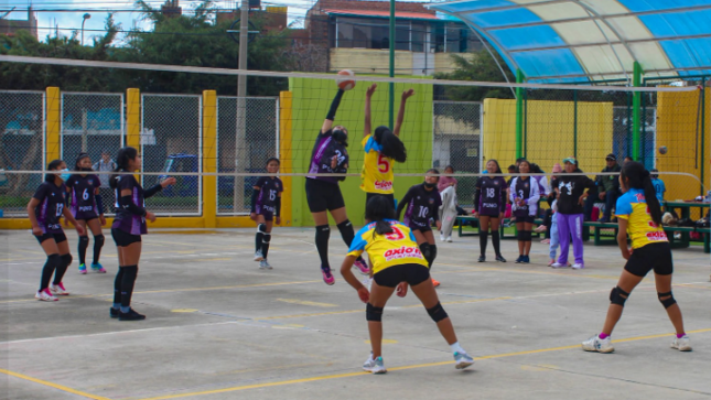 La “Copa Muni 2023” continúa fomentando el deporte en los niños y adolescentes de 8 a 16 años, convocando a gran cantidad de asistentes, la actividad organizada por la Municipalidad Provincial de Puno, a través de la Gerencia de Desarrollo y Participación Ciudadana junto a la Sub Gerencia de Promoción Educación, Cultura y Deporte desarrolló otra de sus sesiones deportivas este fin de semana.