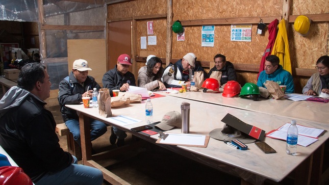 Técnicos desarrollando la mesa de trabjo