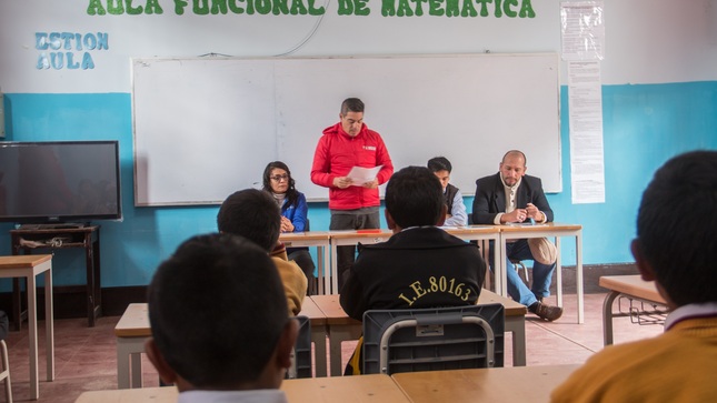 Servidores de la Unidad Ejecutora presentando el libro "Relatos Tradicionales Huamachuquinos"