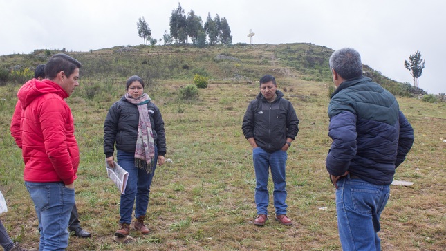 Servidores de la Unidad Ejecutora explicando la normativa vinculada a la defensa del patrimonio arqueológico