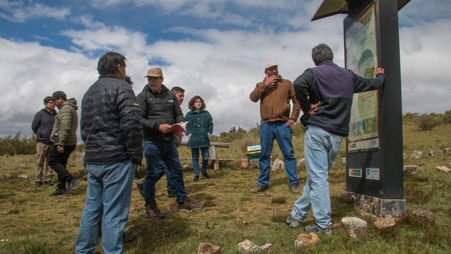 Servidores de la Unidad Ejecutora explicando el uso de los paneles interpretativos de Marcahuamachuco