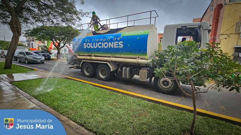 👉 Hoy nuestro equipo trabajó en la Av. Cayetano Heredia colocando más de 1800 m2 de gras y realizando la limpieza y riego adecuados.