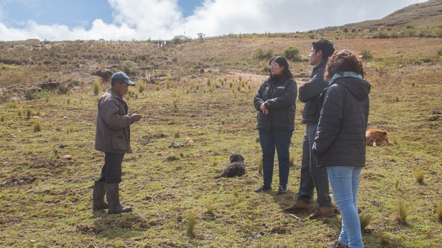 Servidores de la Unidad Ejecutora sosteniendo una reunión con el agente municipal del sector Cucurí