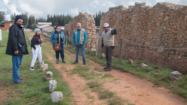 Servidores de la Unidad Ejecutora señalando las áreas adecuadas para el uso social de Wiraqochapampa