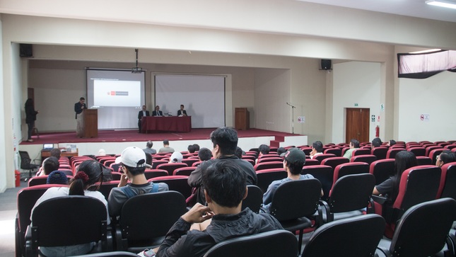 Servidores de la unidad ejecutora presentando los dos volúmenes de las investigaciones de la unidad ejecutora 007 marcahuamachuco 