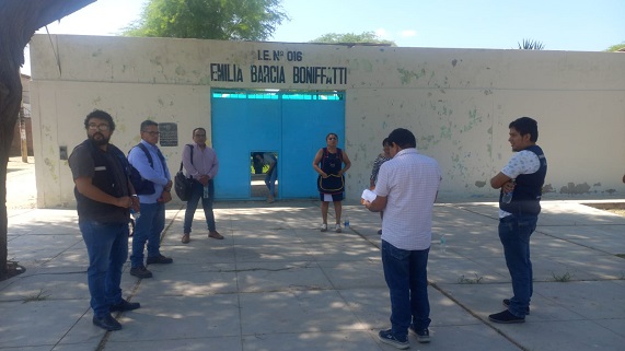 En el portico del colegio