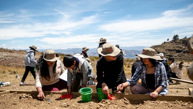 Líderes escolares participando de un taller de arqueología