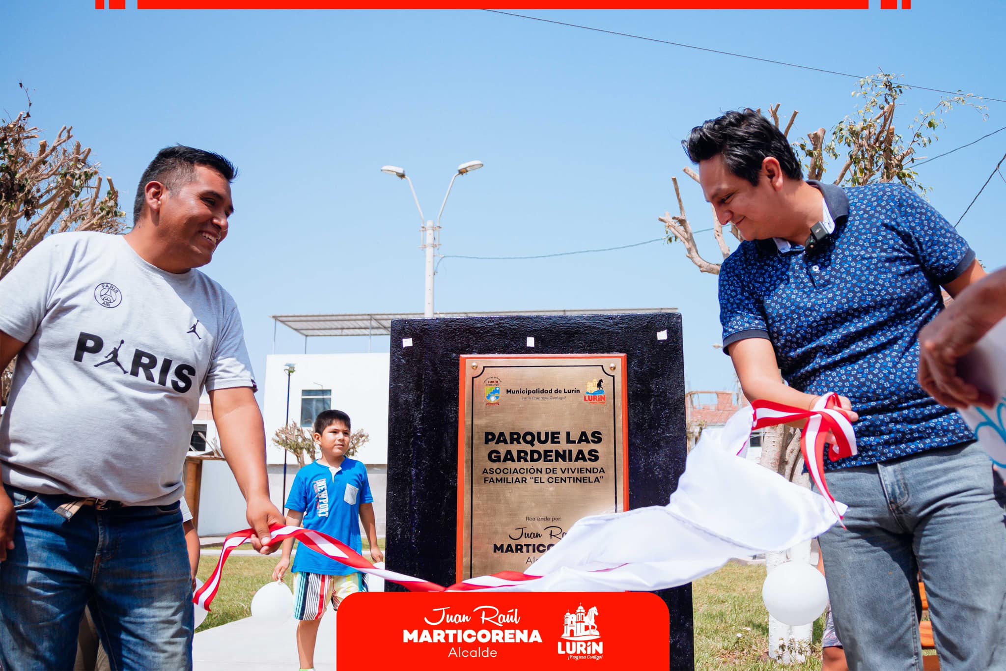 El Alcalde Juan Raúl Marticorena y el Dirigente de el Centinela desvelando la placa de inauguración de el parque Gardenias.