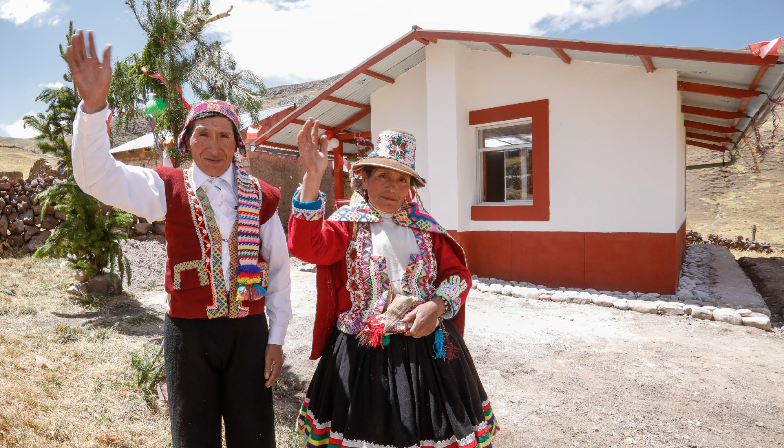 Familia feliz con entrega de su vivienda Sumaq Wasi