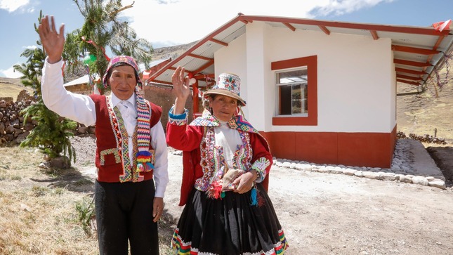 Familia feliz con entrega de su vivienda Sumaq Wasi