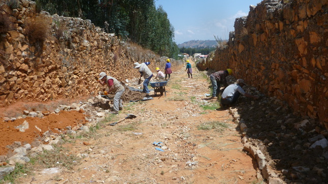 Servidores de la Unidad Ejecutora realizando actividades de mantenimiento en Wiraqochapampa