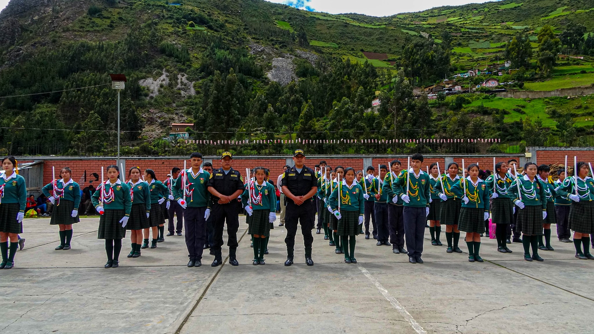 Juramentación de las Brigadas Escolares en el C.P de Machac por parte de la Policía Nacional del Perú