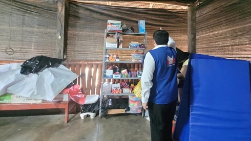 Representante de la Defensoría del Pueblo supervisando un local de salud
