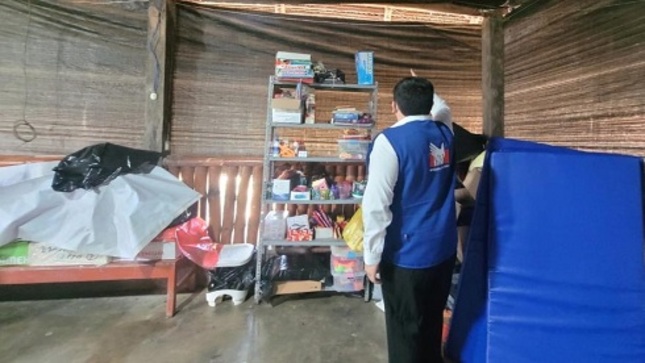 Representante de la Defensoría del Pueblo supervisando un local de salud
