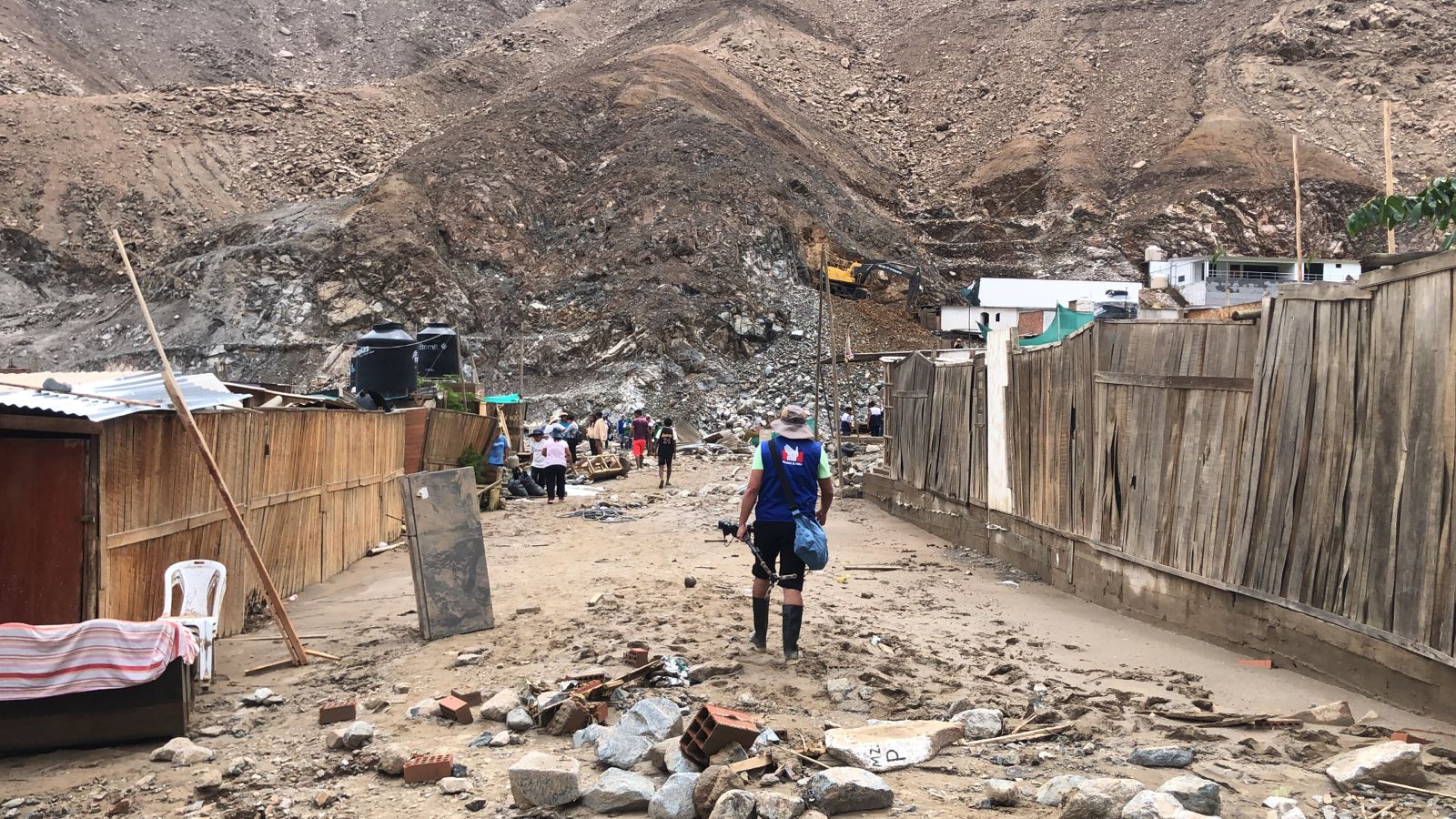 Representante de la Defensoría del Pueblo recorriendo una zona afectada por un huaico