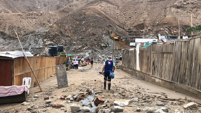 Representante de la Defensoría del Pueblo recorriendo una zona afectada por un huaico