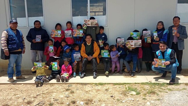 Servidores de la unidad ejecutora y la comuna provincial acompañados de los escolares participantes. 