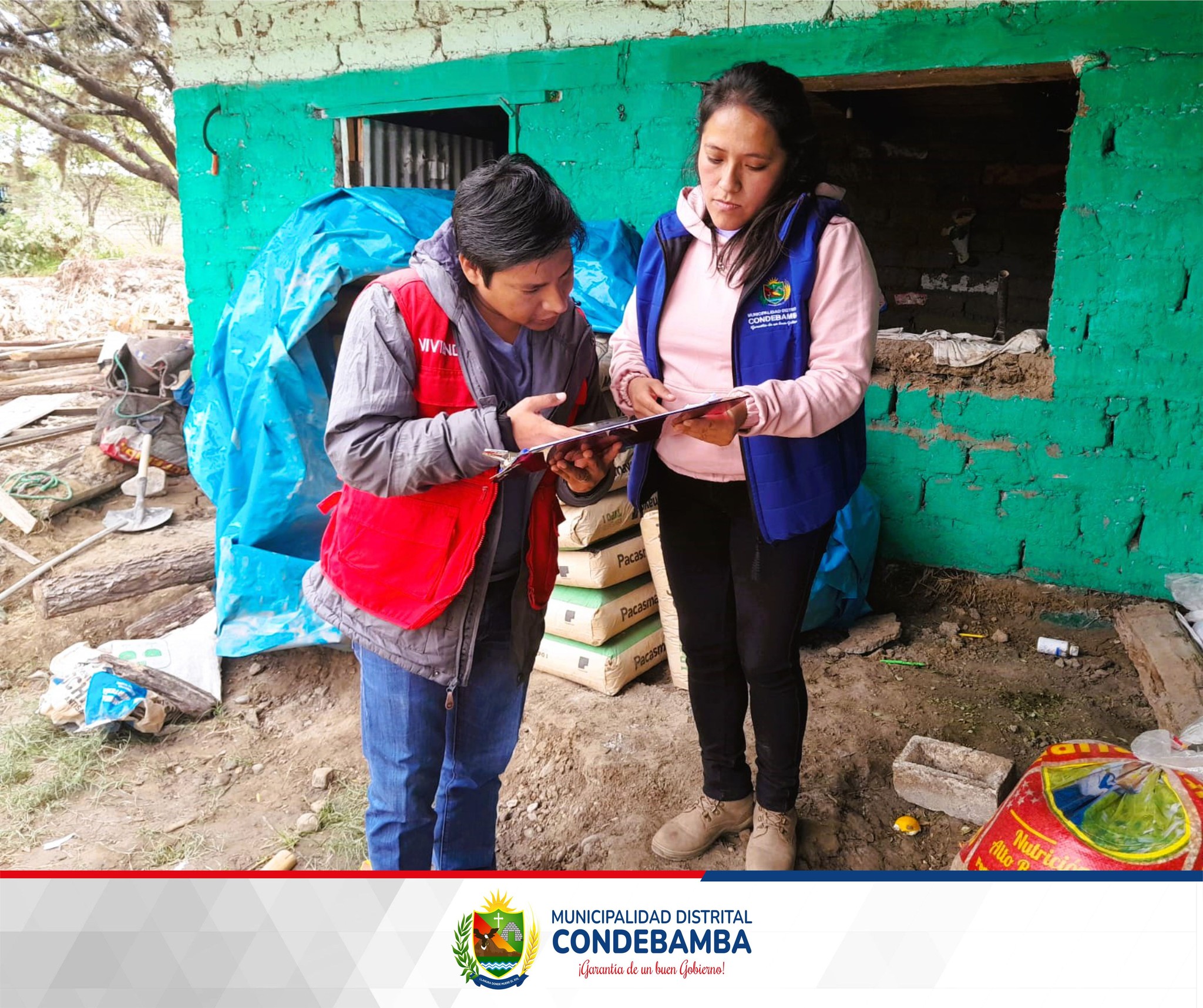 La municipalidad distrital de Condebamba, que dirige el Sr. Manuel Villar Romero, en un trabajo articulado con los representantes del Ministerio de Vivienda Construcciรณn y Saneamiento empadronaron a las familias de los caserรญos Mangallana, El Porvenir y La Merced, quienes quedaron con sus viviendas destruidas o inhabitables tras el desborde del rรญo Huamachuquino.
๐ดEn estos tres caserรญos, varias viviendas se declararon destruidas y otras inhabitables, siendo las familias del caserรญo Mangallana las mรกs afectadas, ante ello se coordinรณ con el Ministerio de Vivienda el empadronamiento buscando apoyo para estos hogares que necesitan volver a empezar.
๐ดEs preciso mencionar, que el gobierno municipal brindรณ apoyo inmediato tras suscitarse los hechos en el mes de marzo.
