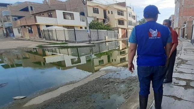 Representante de la Defensoría del Pueblo constatando presencia de aguas residuales en calles de Chiclayo