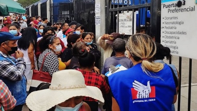 personas haciendo colas en exteriores de hospital María Auxiliadora