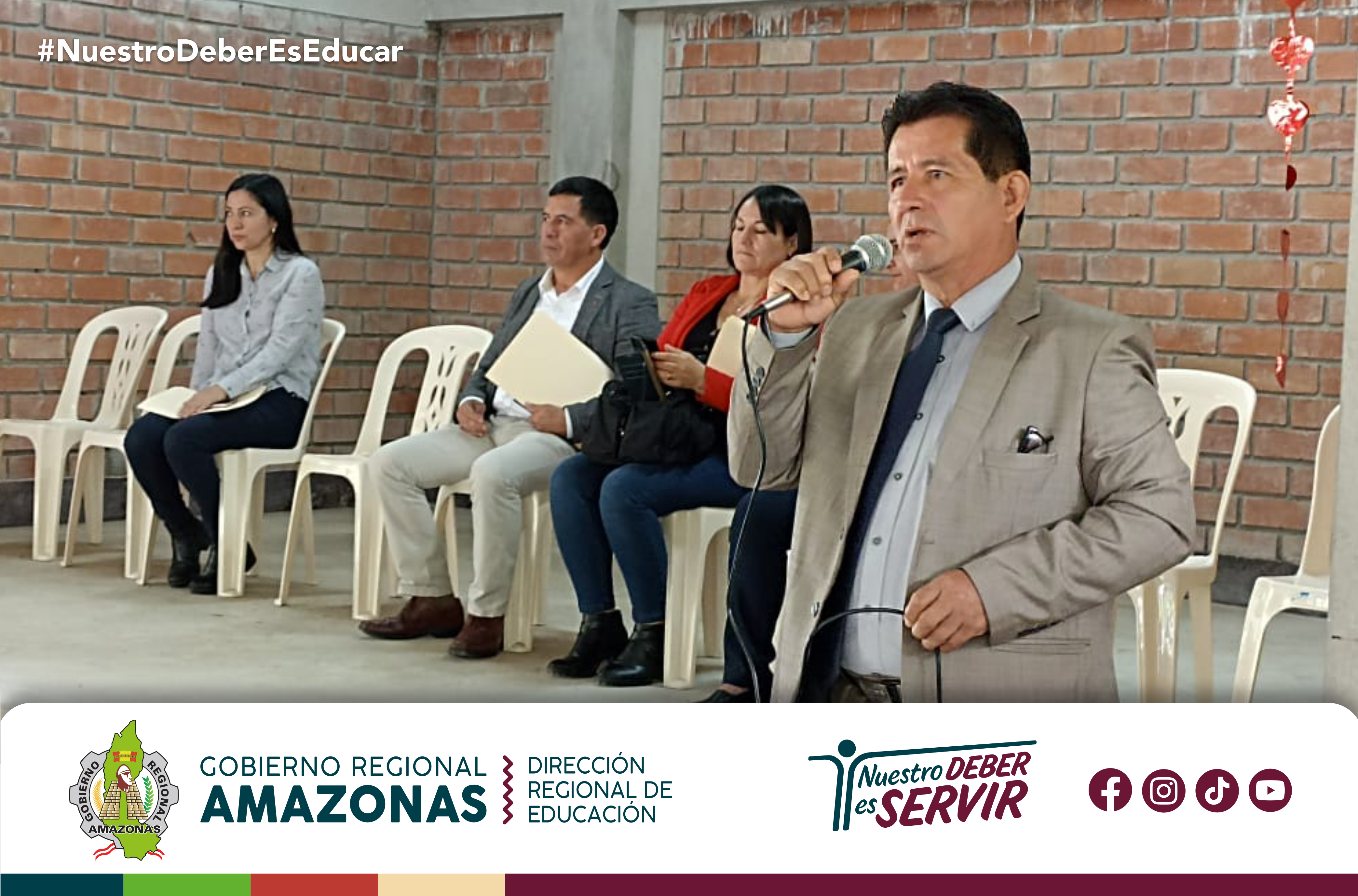 En una jornada importante para la educación, el Dr. Pastor Izquierdo Suárez, director regional de Educación, participó en la reunión de dónde se abordó el Análisis Educativo, Socialización del Plan de Aprendizajes y el Establecimiento de Compromisos por la Educación de Amazonas, organizado por la UGEL Rodríguez de Mendoza.
En una intensa participación, Izquierdo Suárez expresó la importancia de trabajar de manera ordenada y organizada, sin dejar de lado la supervisión. “La clave está en organizar los equipos, basándonos en la experiencia y las funciones. Observando como los docentes planifiquen en el año escolar las diferentes áreas, pero que no solo quede en programación sino también la planificación y tenga correlación con cada una de las sesiones de aprendizaje”. Expresó la máxima autoridad educativa regional.
Este evento también contó con la presencia de representantes de las instituciones educativas de educación básica regular, alcaldes distritales y funcionarios de la gerencia de Desarrollo Social del Gobierno Regional.