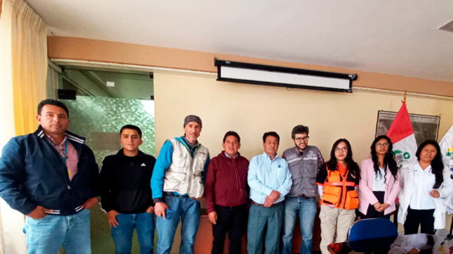 El Gobierno Regional (Gore) de Cajamarca, recibió el asesoramiento técnico del Centro Nacional de Estimación, Prevención y Reducción del Riesgo de Desastres (Cenepred), a través del arquitecto Luciano Paredes Jordán, a fin de conformar el “Comité de Reasentamiento Poblacional del Caserío El Chaupe, del distrito de Querocotillo, de la provincia de Cutervo, en Cajamarca”.
El reasentamiento poblacional, cabe precisar, es el conjunto de acciones y actividades realizadas por el Estado necesarias para lograr el traslado de pobladores que se encuentran en zonas declaradas de muy alto riesgo no mitigable, a zonas con mejores condiciones de seguridad.
El representante del Centro Nacional, indicó que es necesario como primera acción que la Municipalidad Provincial de Cutervo en coordinación con Municipalidad Distrital de Querocotillo, inicien la elaboración de  los informes de evaluación de riesgo de la zona de riesgo y del área de acogida, a fin de determinar los niveles de riesgo y medidas estructurales y no estructurales para su manejo y gestión, según los “Lineamientos Técnicos del Proceso de Estimación del Riesgo de Desastres aprobados por la Resolución Ministerial N° 334-2012-PCM”.
El representante del Cenepred explicó además, que el comité de reasentamiento poblacional es la instancia de coordinación interinstitucional que contribuye a la implementación del proceso de reasentamiento población y que está conformado por las entidades intervinientes como el Gobierno Regional de Cajamarca, la Municipalidad Provincial de Cutervo, la Municipalidad Distrital de Querecotillo y las instituciones técnico científicas.
Al culminar el asesoramiento técnico se acordó que el Gobierno Regional de Cajamarca mediante Resolución Ejecutiva Regional conformará el Comité de Reasentamiento Poblacional del Caserío El Chaupe.