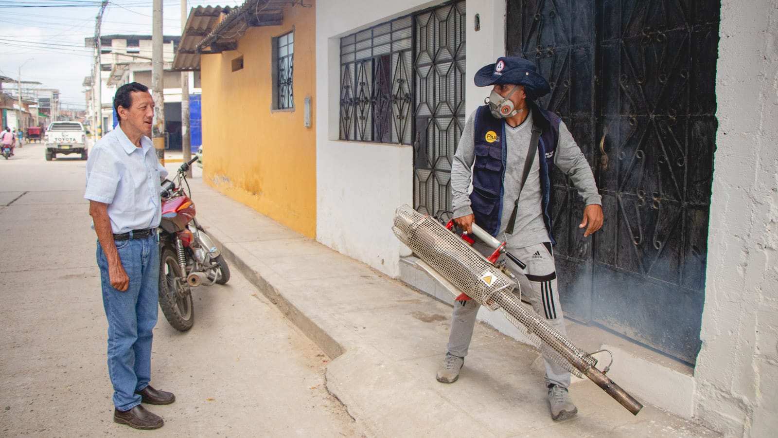 Piura más de 15 000 viviendas fumiga el Minsa contra el zancudo que transmite dengue en Chulucanas