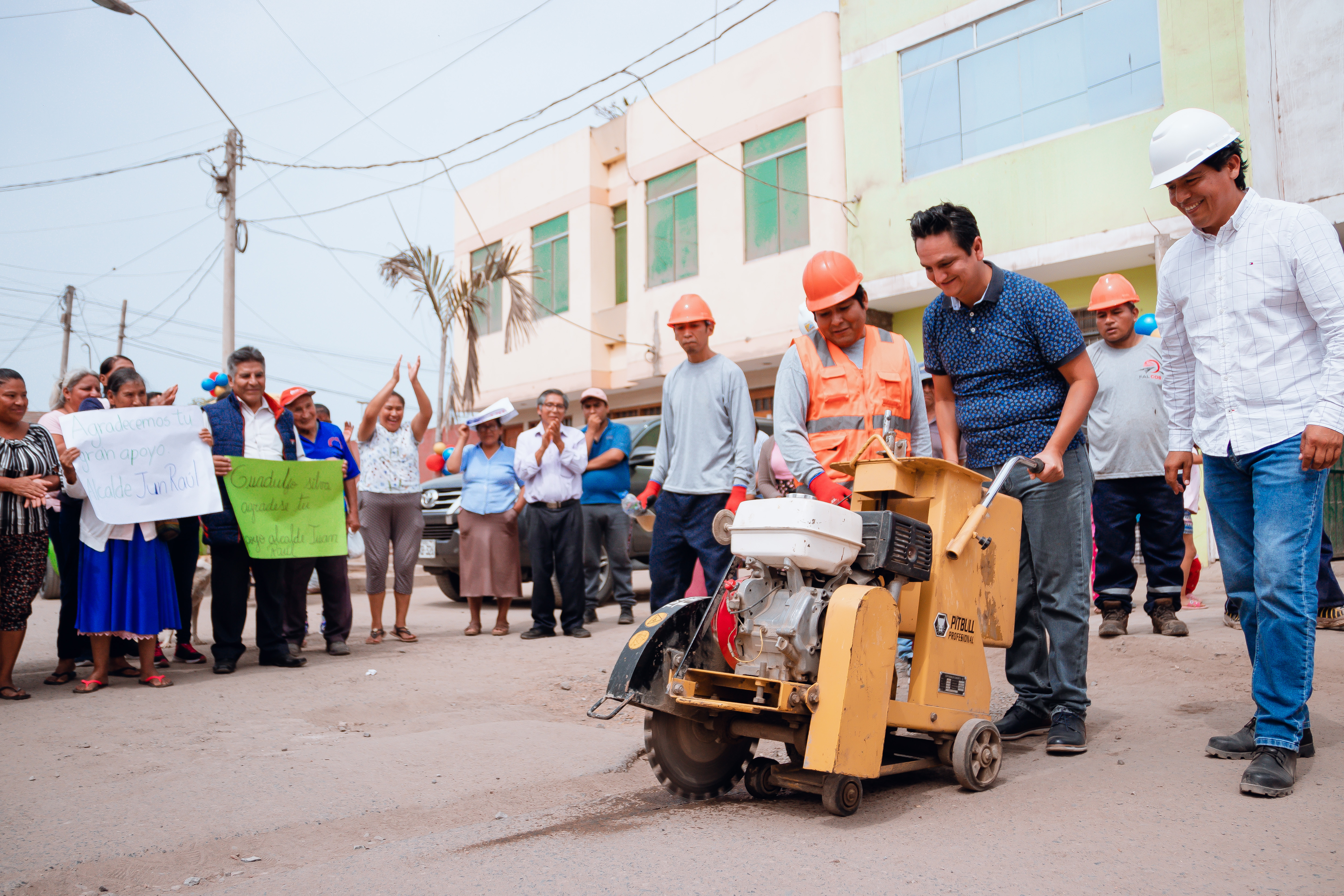 Vecinos de Guadulfo Silva Carbajal reciben con alegría al alcalde Juan Raúl Marticorena.