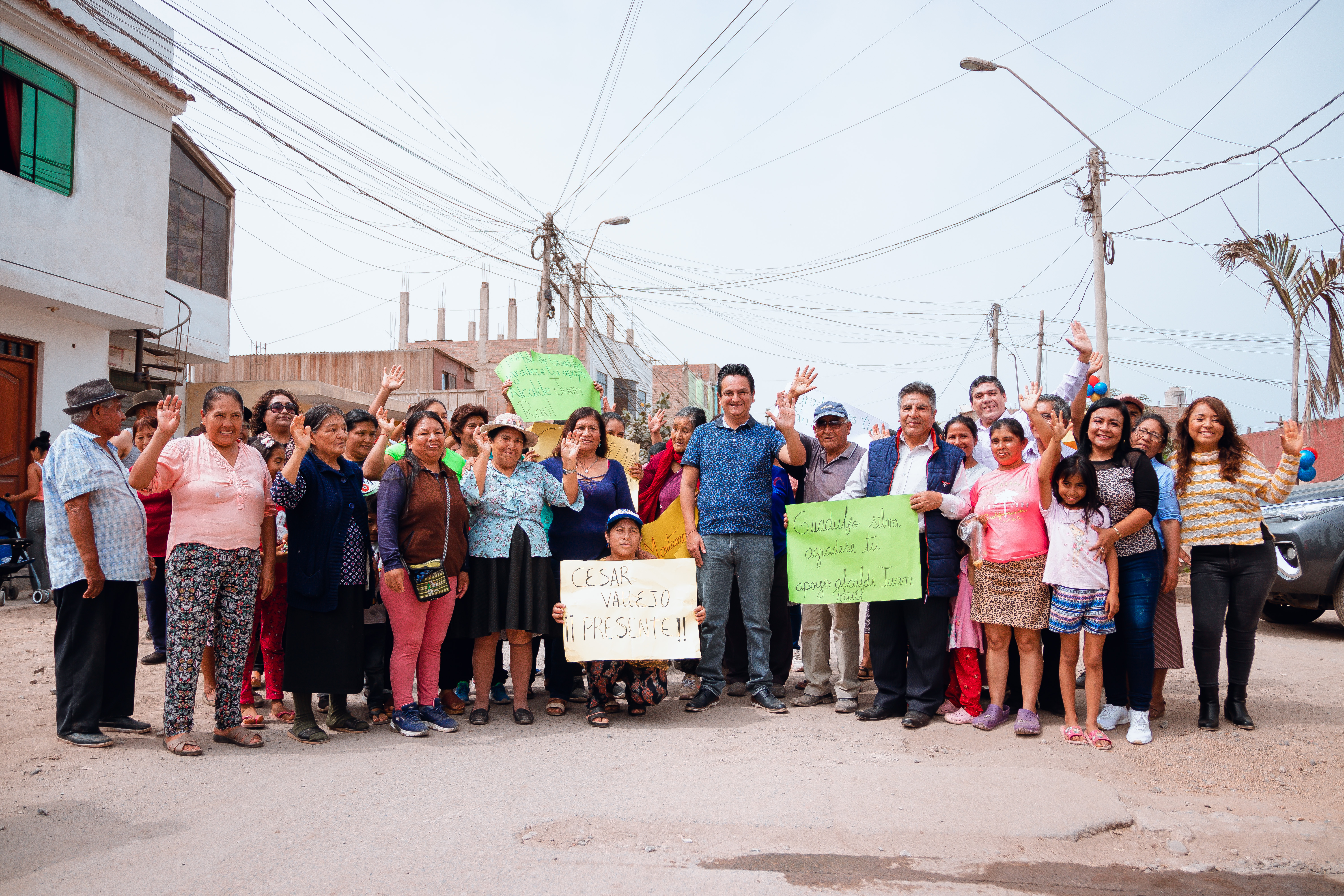 Vecinos de Guadulfo Silva Carbajal reciben con alegría al alcalde Juan Raúl Marticorena.