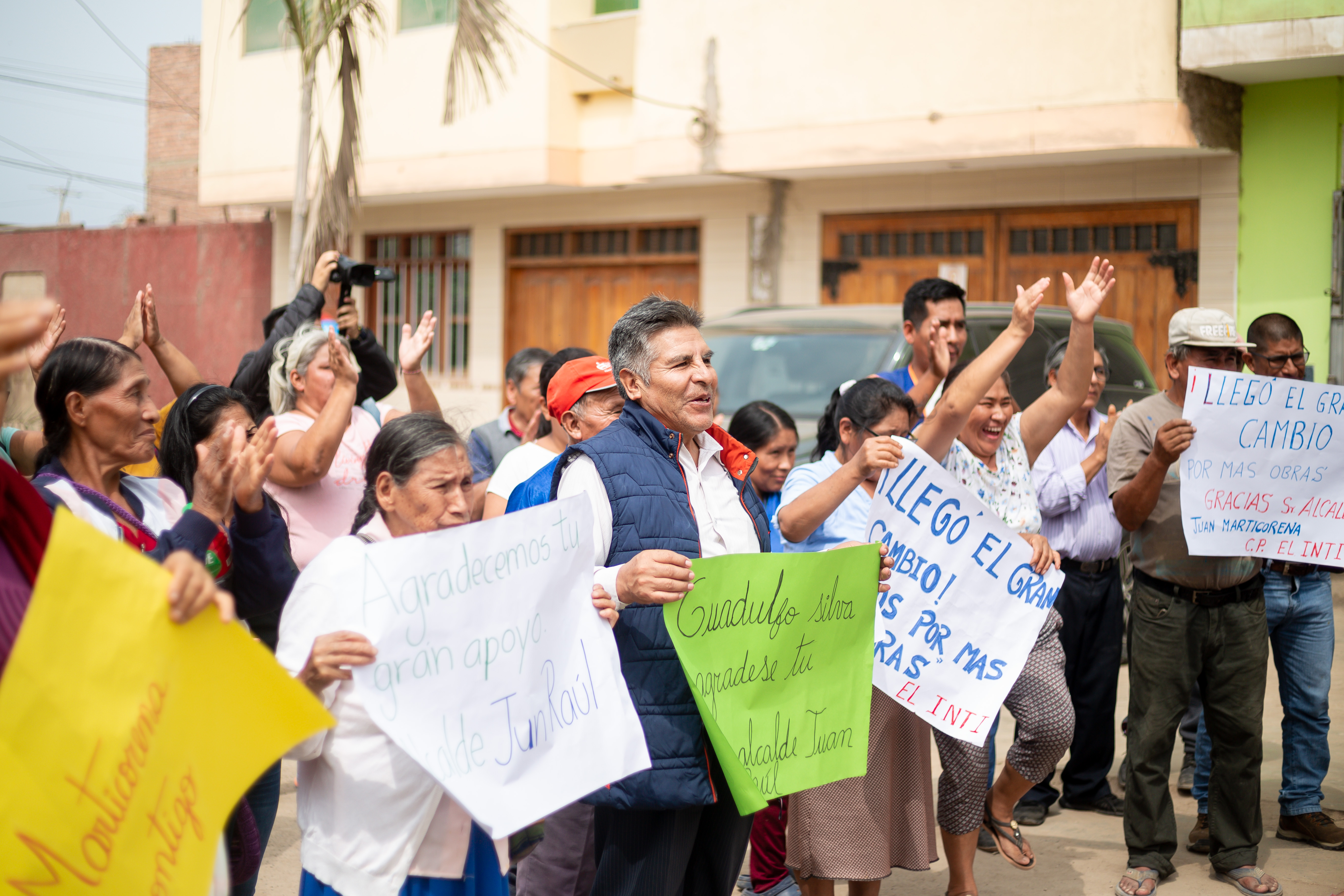 Vecinos de Guadulfo Silva Carbajal reciben con alegría al alcalde Juan Raúl Marticorena.