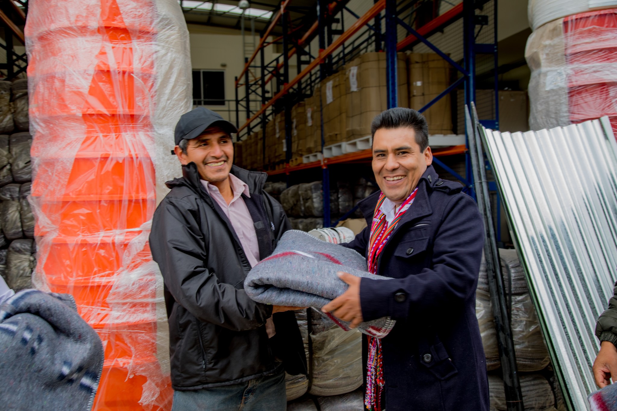 Más de 17 toneladas de ayuda humanitaria entrega gobernador regional Percy Godoy a población afectada por las bajas temperaturas