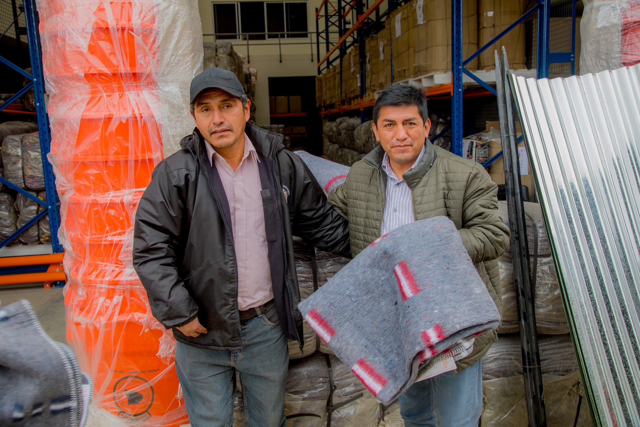 Más de 17 toneladas de ayuda humanitaria entrega gobernador regional Percy Godoy a población afectada por las bajas temperaturas